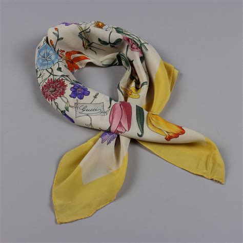 foulads gucci immagini|Ma foulard di Gucci non è sinonimo solo di Flora.